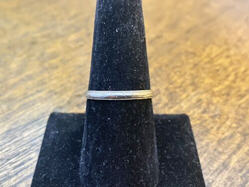 Vintage Art Deco 18k White Gold Hand Engraved Wedding Band Ring