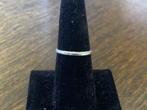 Vintage Art Deco Signed 18k White Gold Engraved Round Wedding Band Ring