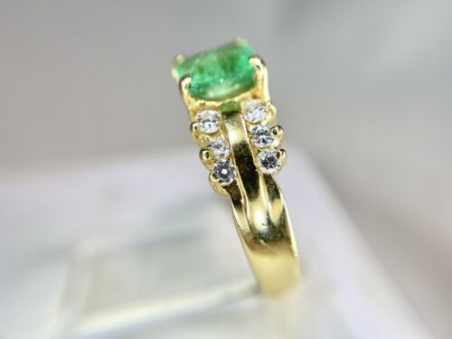 Vintage 18k Yellow Gold Signed Natural Green Emerald Round Diamond Cocktail Ring