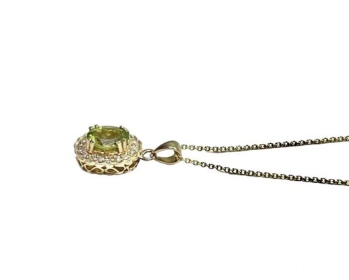 Vintage 14k Yellow Gold Natural Oval Shape Green Peridot Round Diamond Necklace