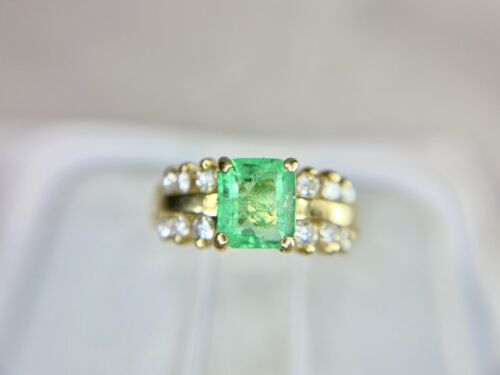 Vintage 18k Yellow Gold Signed Natural Green Emerald Round Diamond Cocktail Ring