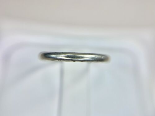 Vintage Art Deco Signed 18k White Gold Engraved Round Wedding Band Ring