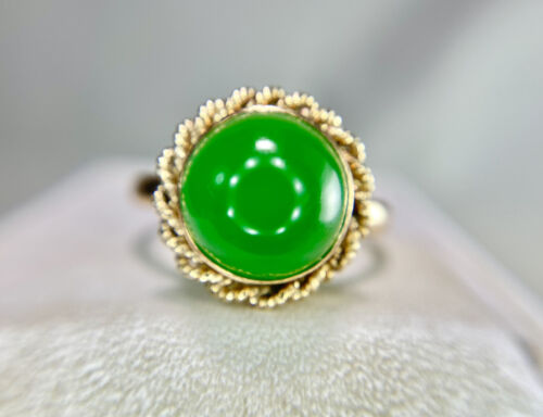 Vintage 14k Yellow Gold Natural Green Chalcedony Cabochon Bezel Cocktail Ring