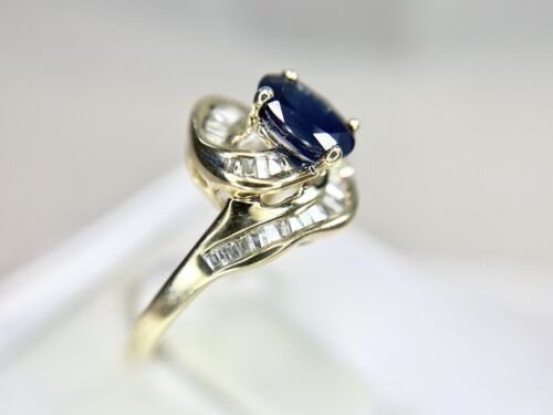 Vintage 14k Yellow Gold Natural Oval Blue Sapphire Baguette Diamond Ring