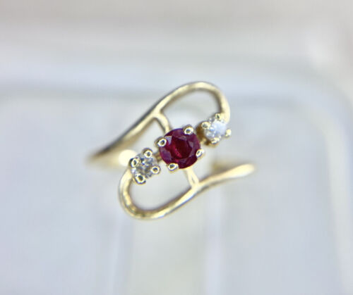 Vintage 14k Yellow Gold Natural Round Brilliant Diamond Red Ruby Small Ring