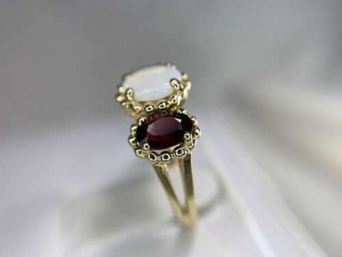 Vintage 10k Yellow Gold Oval White Opal Rhodolite Red Garnet Three Stone Ring