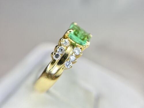 Vintage 18k Yellow Gold Signed Natural Green Emerald Round Diamond Cocktail Ring