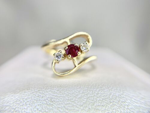 Vintage 14k Yellow Gold Natural Round Brilliant Diamond Red Ruby Small Ring