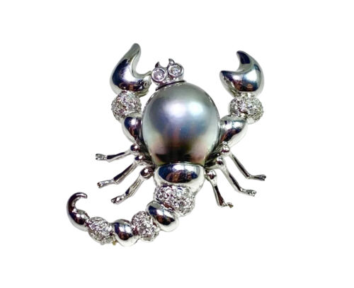 Vintage 18k White Gold Round Brilliant Diamond Black Tahitian Pearl Scorpion Pin