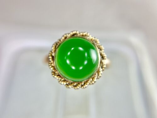 Vintage 14k Yellow Gold Natural Green Chalcedony Cabochon Bezel Cocktail Ring