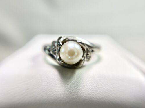 Vintage 10k White Gold White Cultured Pearl Round Diamond Classic Ring