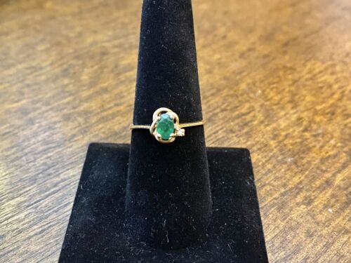 Vintage 10k Yellow Gold Natural Oval Shape Green Emerald Round Diamond Ring