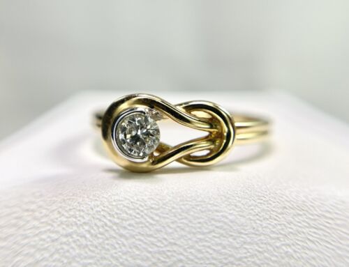 Vintage 14k Yellow Gold Designer Natural Round Diamond Knot Bezel Ring