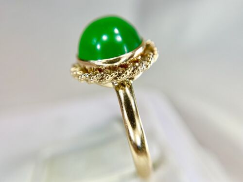 Vintage 14k Yellow Gold Natural Green Chalcedony Cabochon Bezel Cocktail Ring