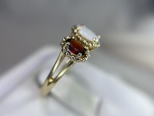 Vintage 10k Yellow Gold Oval White Opal Rhodolite Red Garnet Three Stone Ring