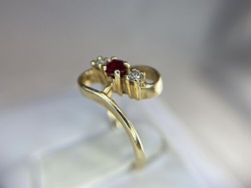 Vintage 14k Yellow Gold Natural Round Brilliant Diamond Red Ruby Small Ring