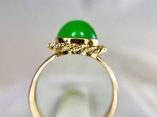 Vintage 14k Yellow Gold Natural Green Chalcedony Cabochon Bezel Cocktail Ring