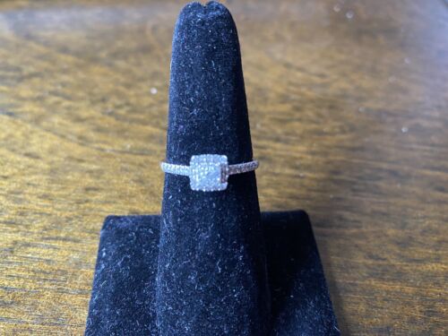 10k White Gold Natural Round Brilliant Diamond Cluster Halo Engagement Ring