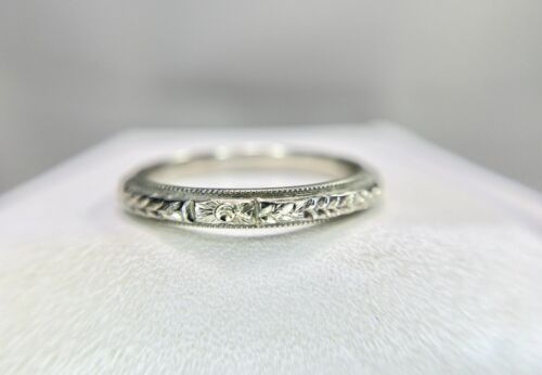 Vintage Art Deco Signed 18k White Gold Engraved Round Wedding Band Ring