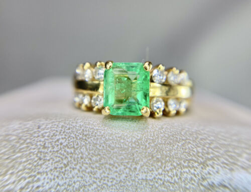 Vintage 18k Yellow Gold Signed Natural Green Emerald Round Diamond Cocktail Ring