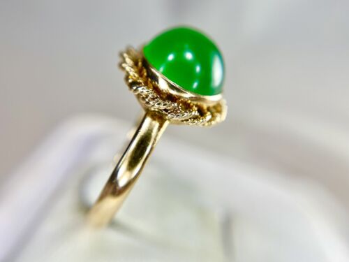 Vintage 14k Yellow Gold Natural Green Chalcedony Cabochon Bezel Cocktail Ring