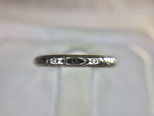 Vintage Art Deco 18k White Gold Hand Engraved Wedding Band Ring