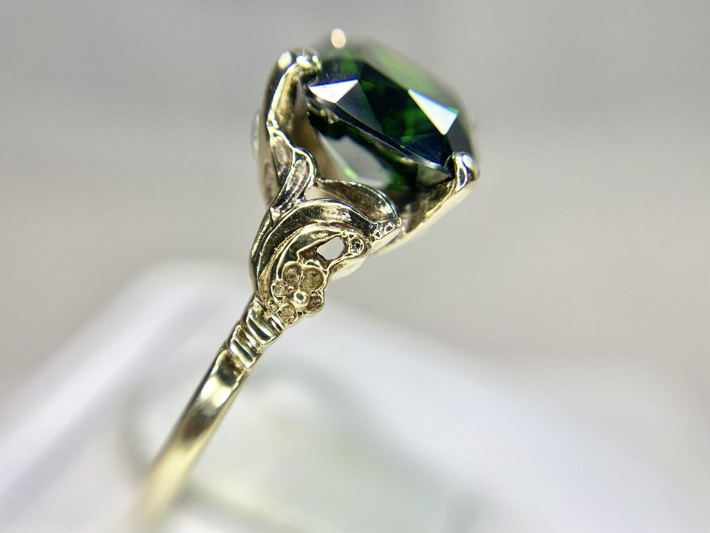 Vintage 10k Yellow Gold Handcrafted Green Tourmaline Solitaire Ring