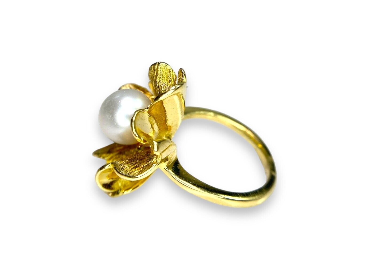 Vintage 18k Yellow Gold Round White Cultured Pearl Flower Cocktail Ring