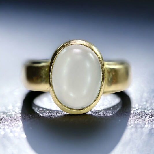 Vintage 14k Yellow Gold Natural Oval Shape Bezel Set Moonstone Ring