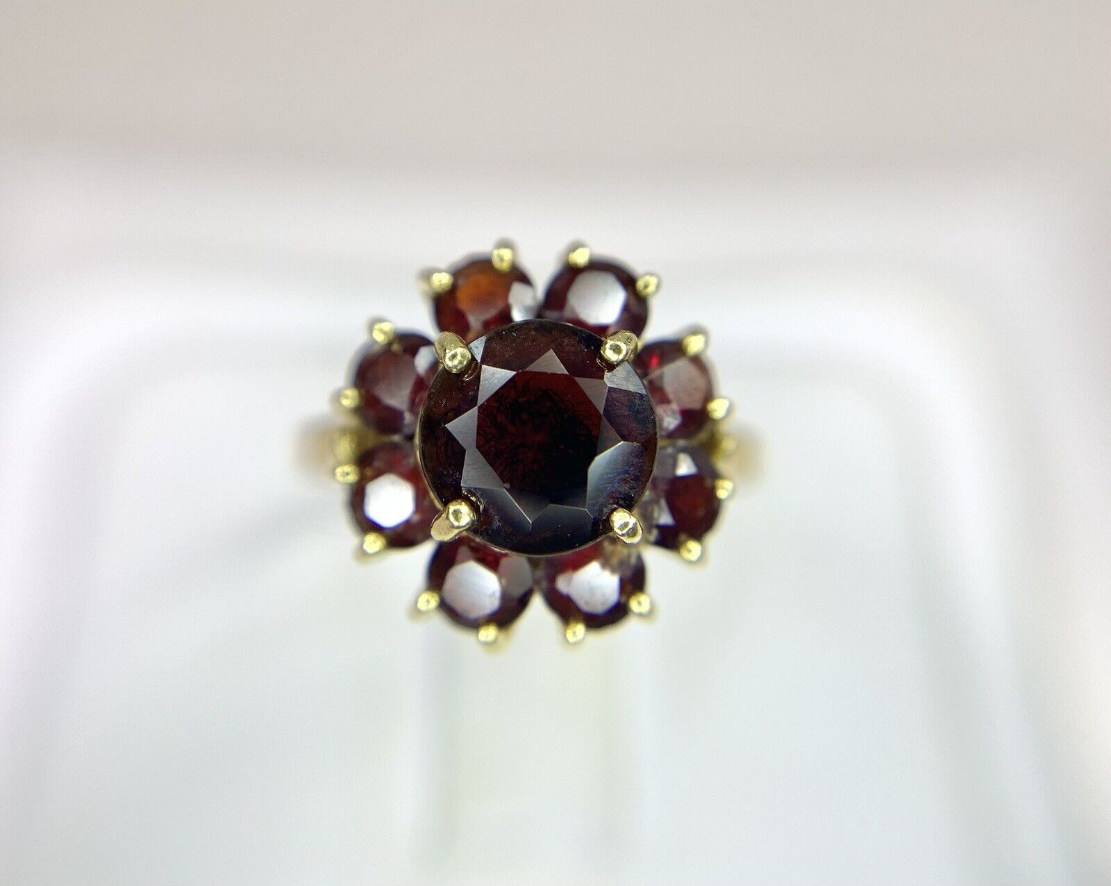 Vintage 18k Yellow Gold Natural Rhodolite Garnet Flower Shape Cocktail Ring