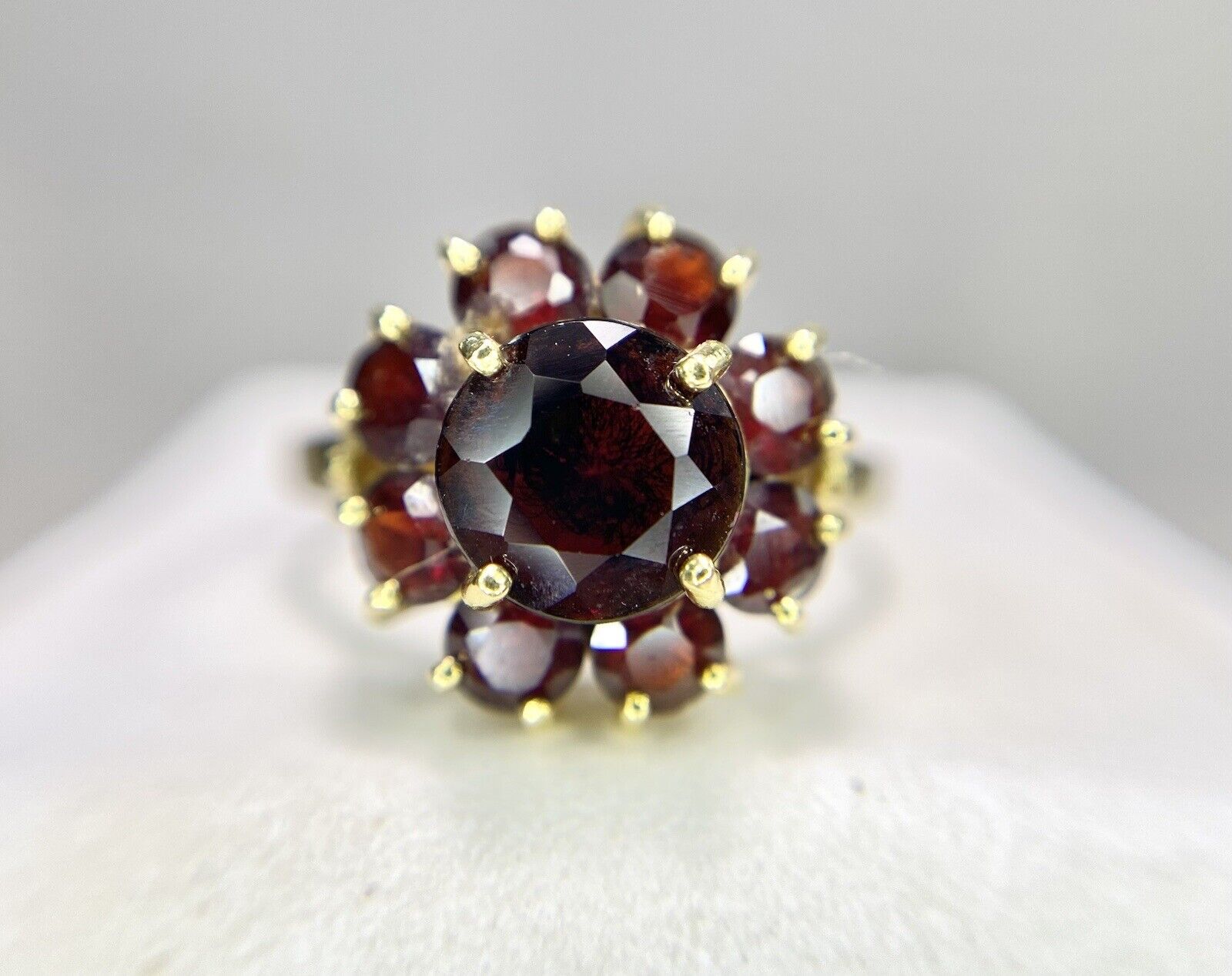 Vintage 18k Yellow Gold Natural Rhodolite Garnet Flower Shape Cocktail Ring