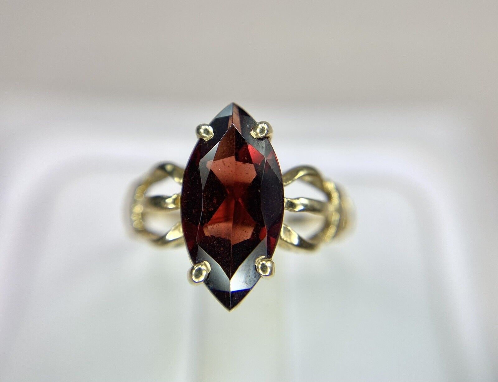 Vintage 14k Yellow Gold Marquise Rhodolite Red Garnet Solitaire Ring