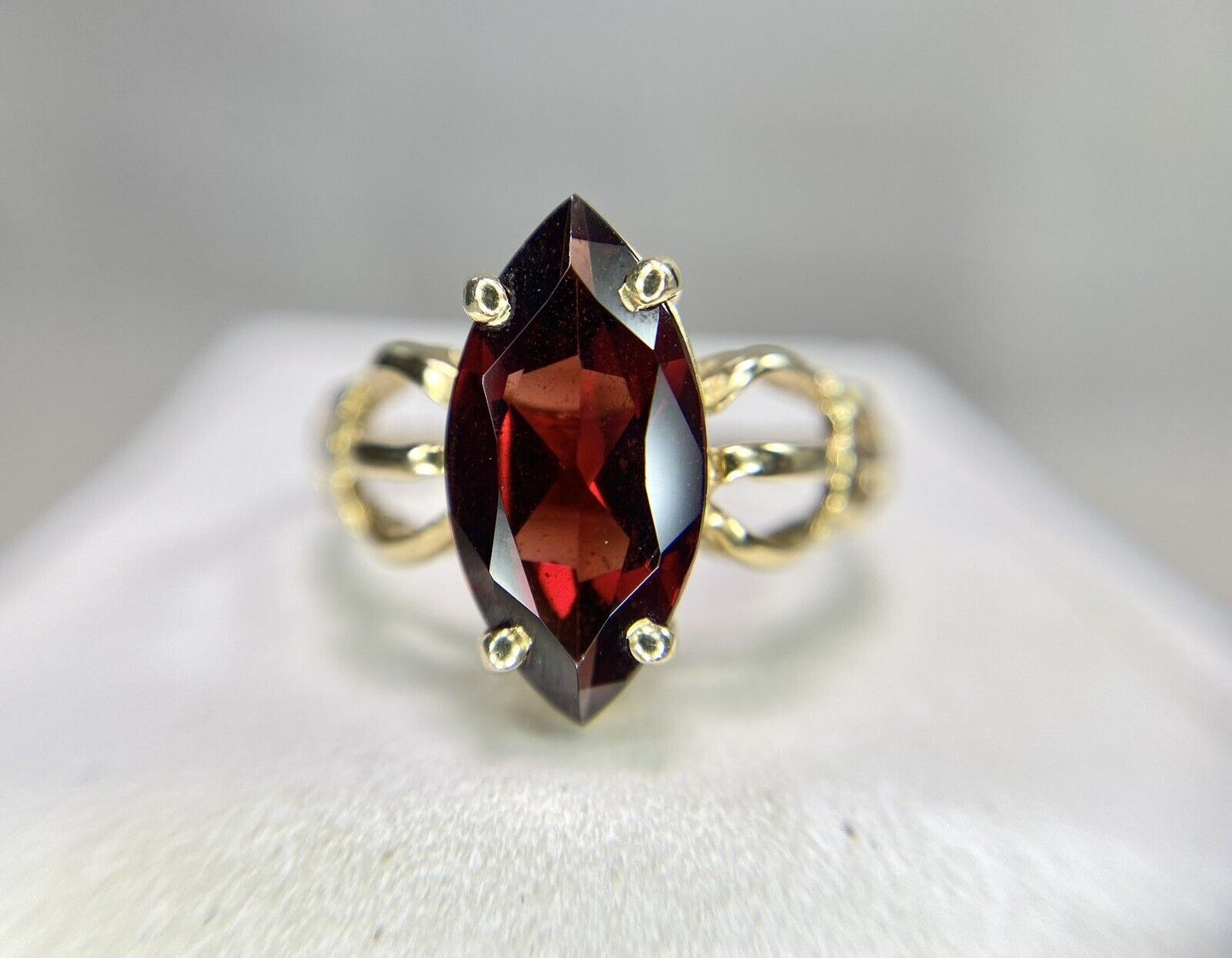 Vintage 14k Yellow Gold Marquise Rhodolite Red Garnet Solitaire Ring