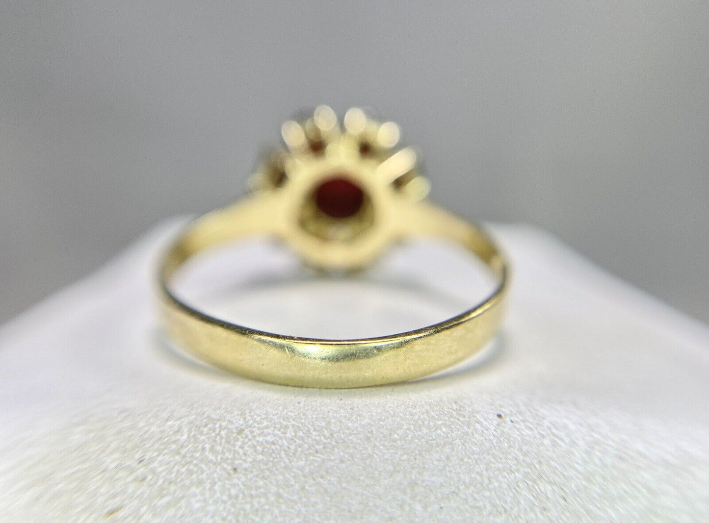 Vintage 18k Yellow Gold Natural Rhodolite Garnet Flower Shape Cocktail Ring