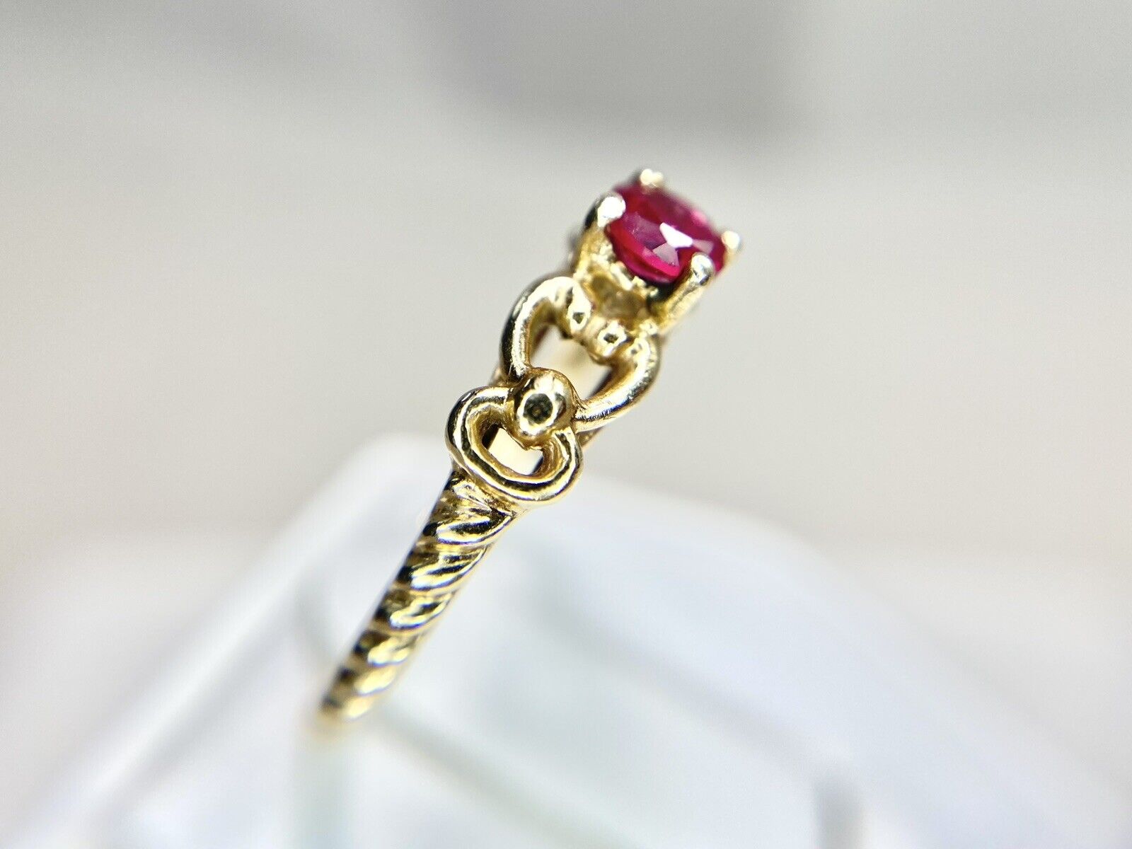 Vintage Retro 14k Yellow Gold Natural Round Red Ruby Small Solitaire Ring