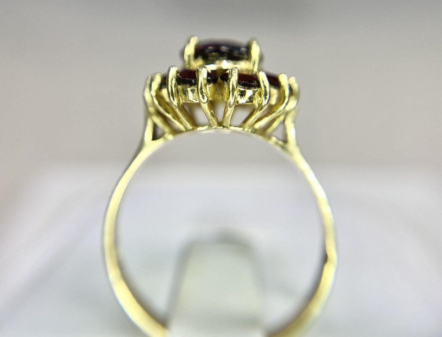 Vintage 18k Yellow Gold Natural Rhodolite Garnet Flower Shape Cocktail Ring