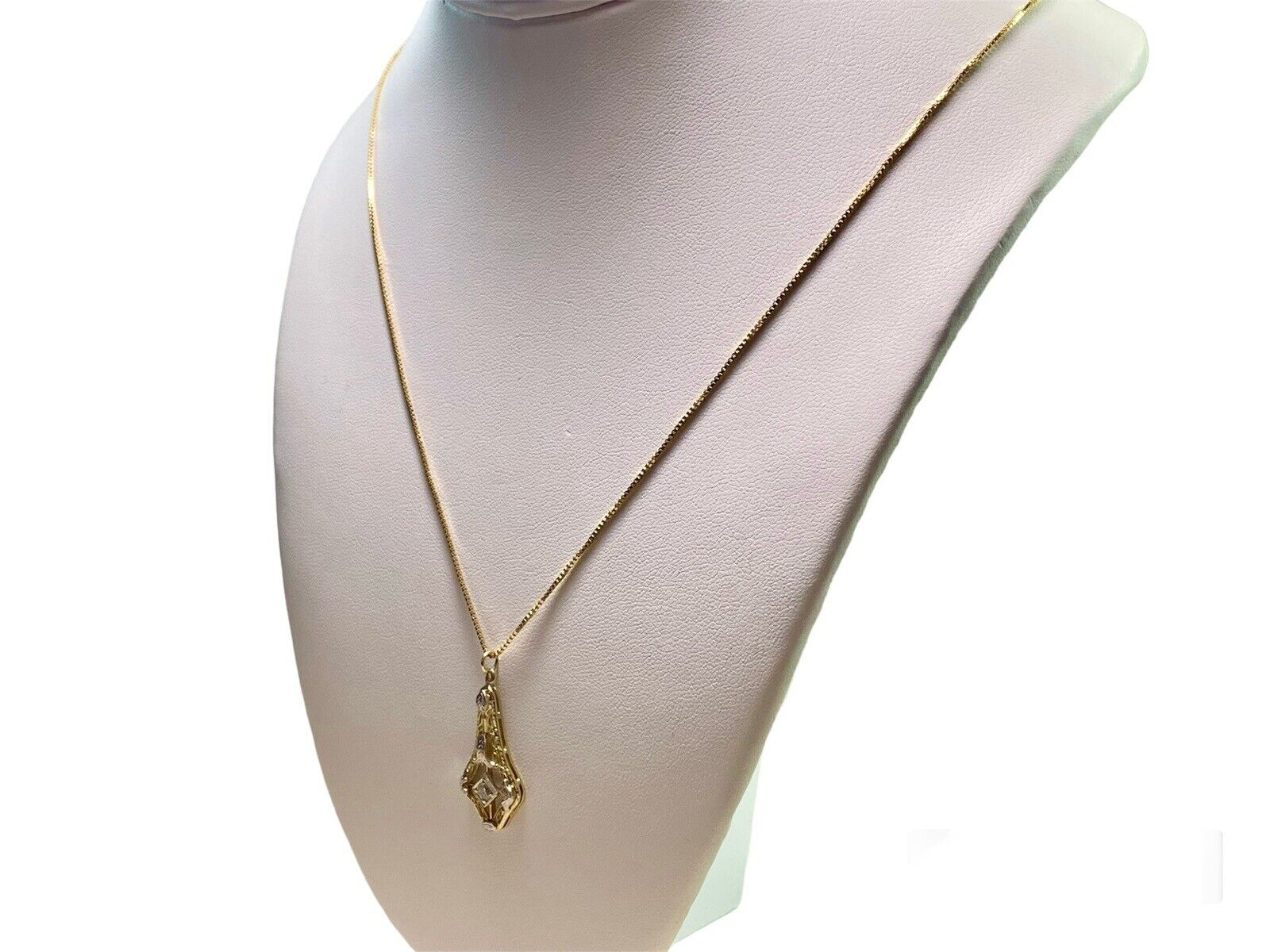 Vintage Art Deco 14k Yellow Gold Round Diamond Filigree Pendant Necklace