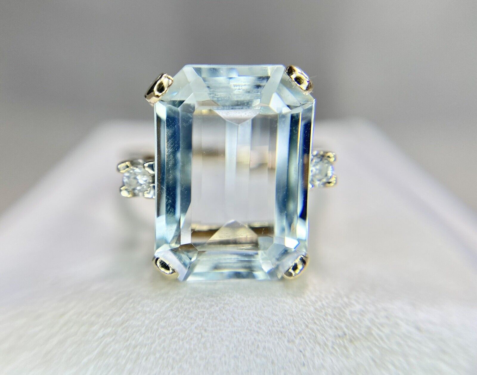 Vintage 10k Yellow Gold Emerald Cut Aquamarine Round Diamond Ring