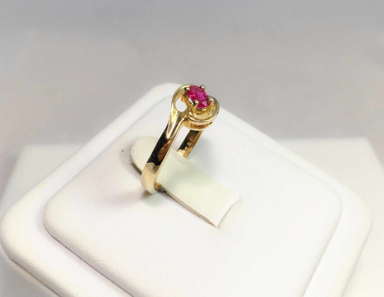 Estate 10k Yellow Gold Oval Shape Pink Tourmaline Solitaire Small Ring