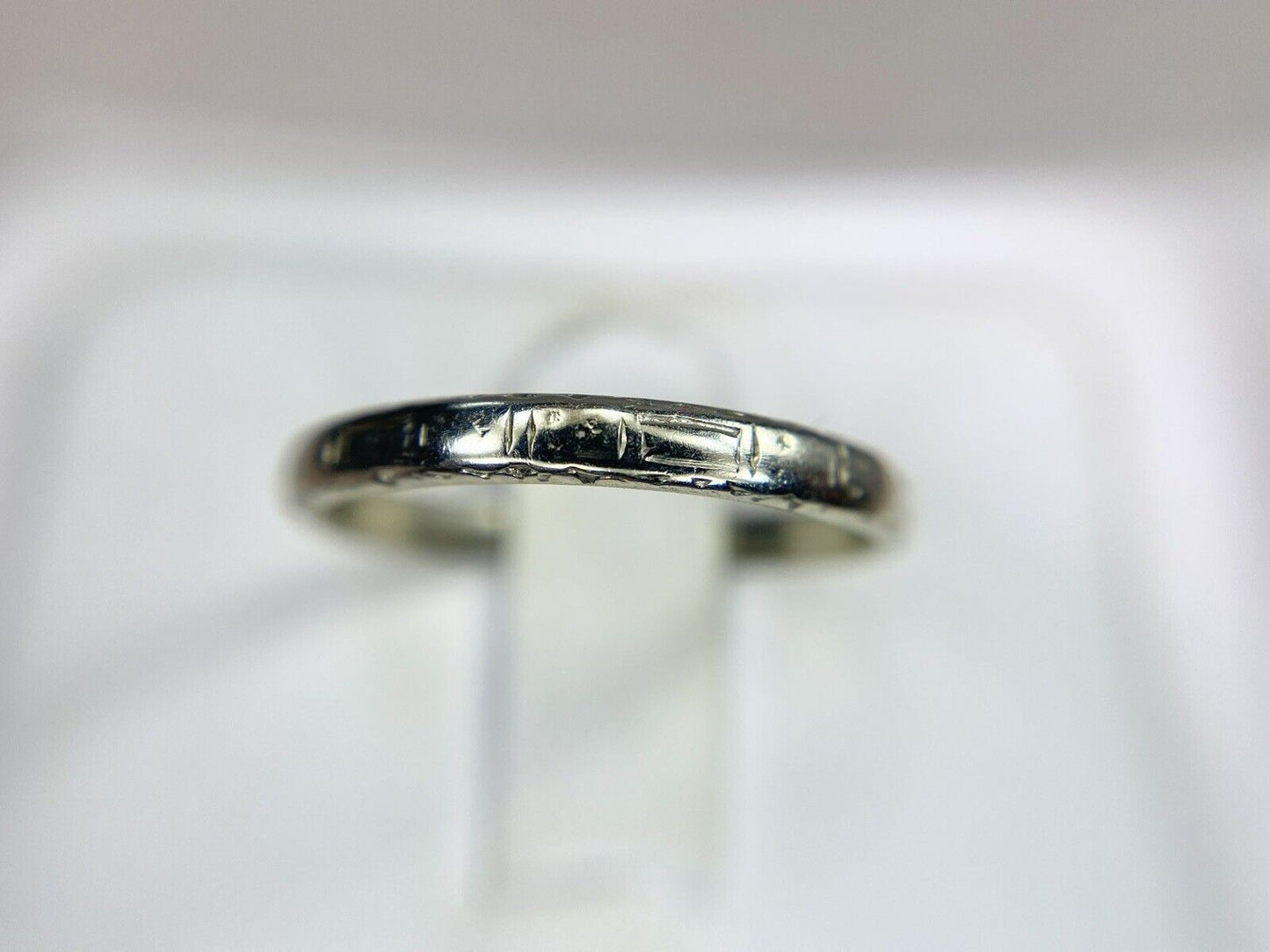 Vintage Art Deco 18k White Gold Hand Engraved Wedding Band Ring