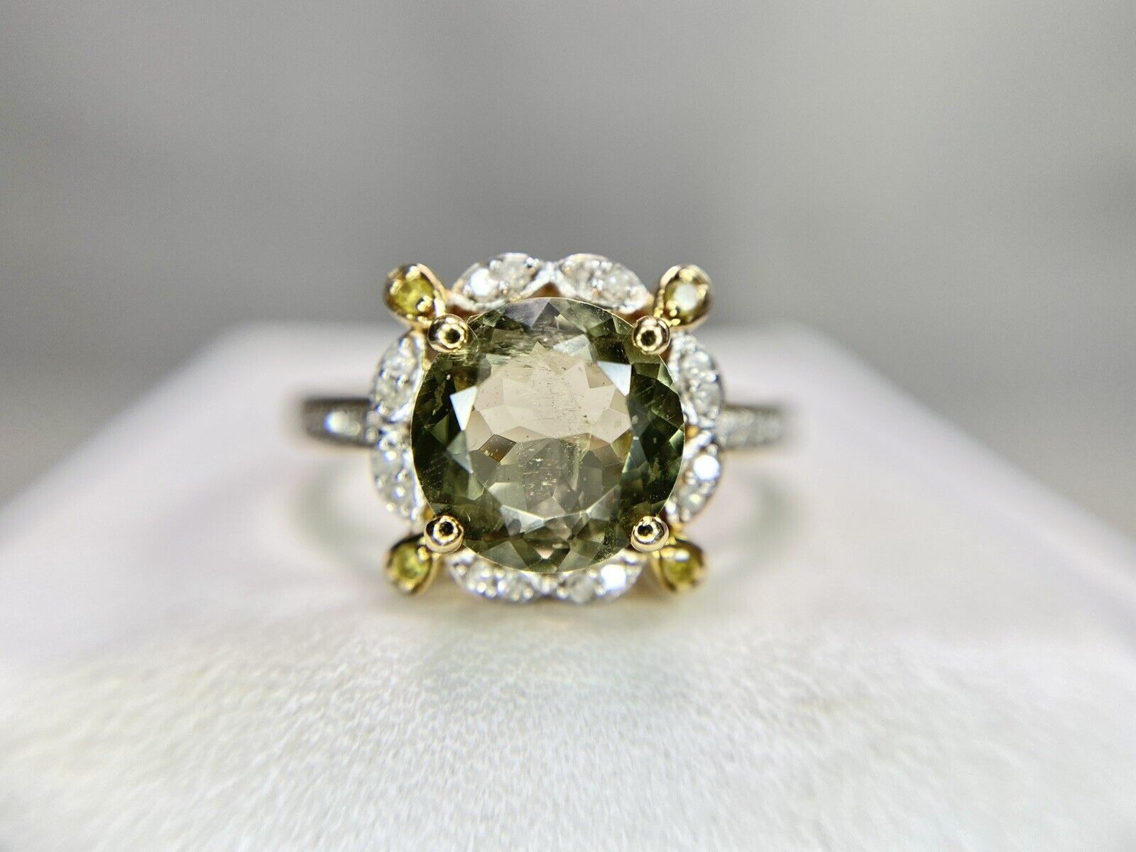 Vintage 14k Yellow Gold Signed Round Green Peridot Diamond Halo Ring