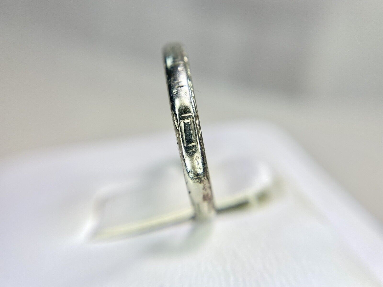 Vintage Art Deco 18k White Gold Hand Engraved Wedding Band Ring