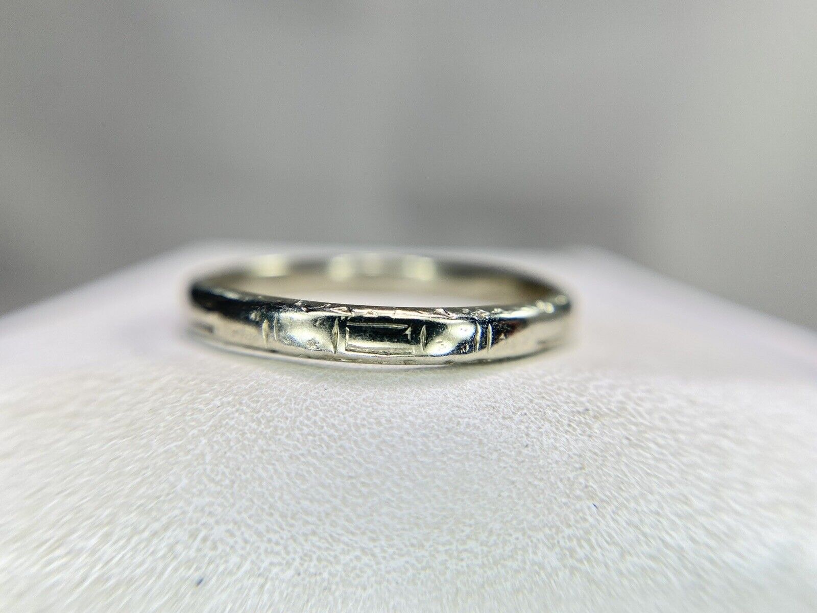 Vintage Art Deco 18k White Gold Hand Engraved Wedding Band Ring