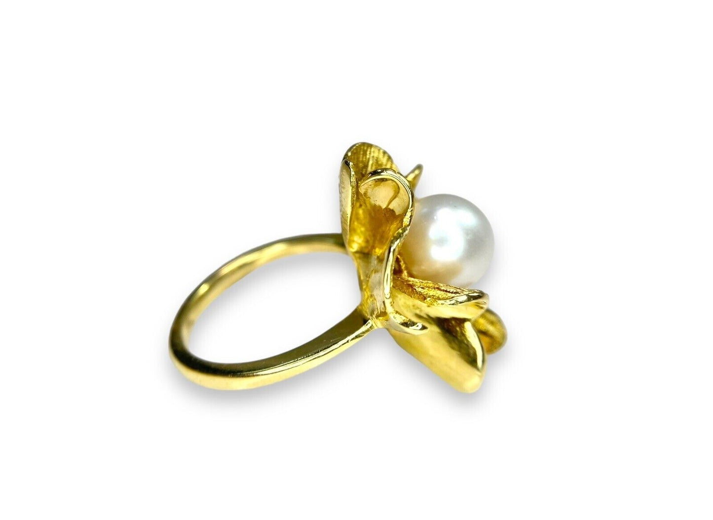 Vintage 18k Yellow Gold Round White Cultured Pearl Flower Cocktail Ring