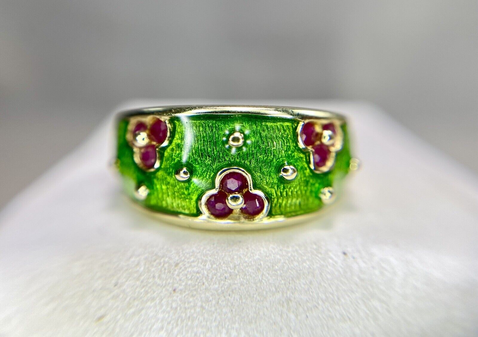 Vintage 14k Yellow Gold Natural Round Red Ruby Green Enamel Band Ring