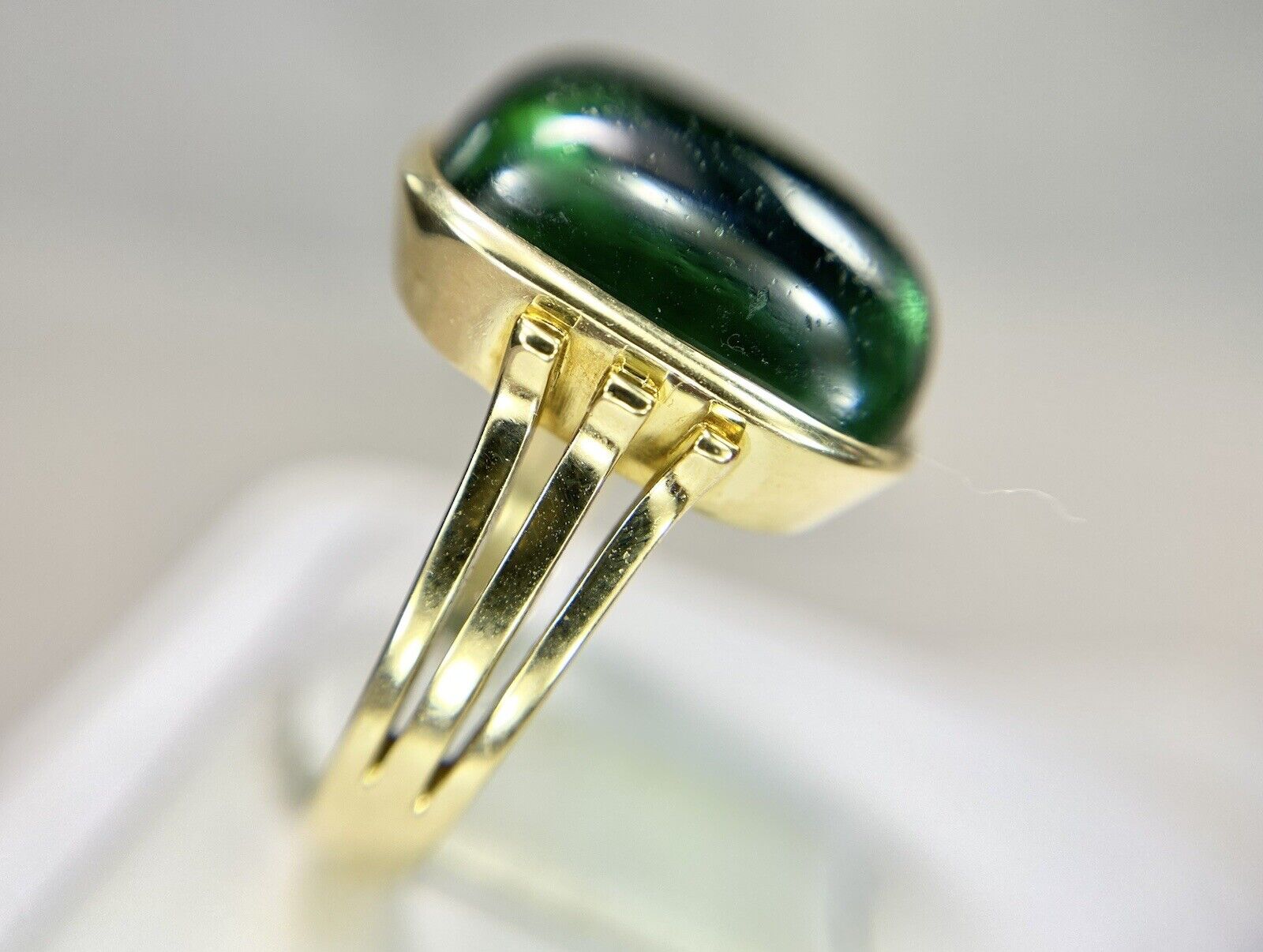 Vintage 18k Yellow Gold Natural Green Tourmaline Cabochon Bezel Set Ring