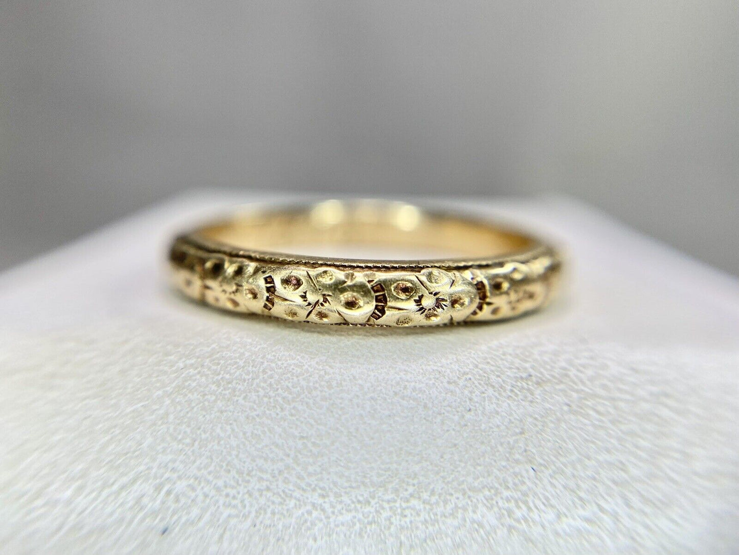 Vintage Art Nouveau 14k Yellow Gold Classic Engraved Flower Wedding Band Ring