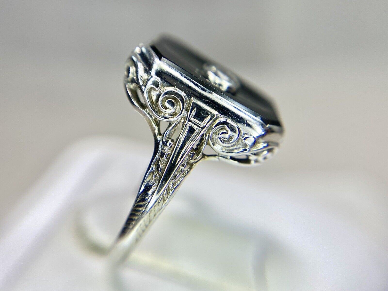 Vintage Art Deco 18k White Gold Sapphire Black Onyx Filigree Cocktail Ring