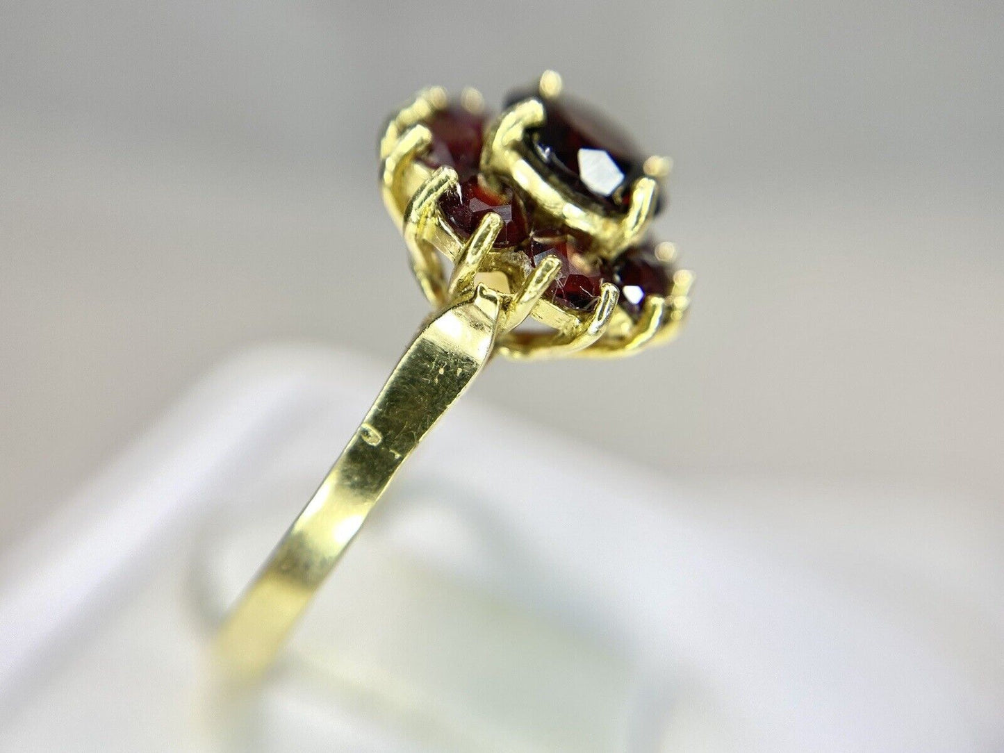 Vintage 18k Yellow Gold Natural Rhodolite Garnet Flower Shape Cocktail Ring