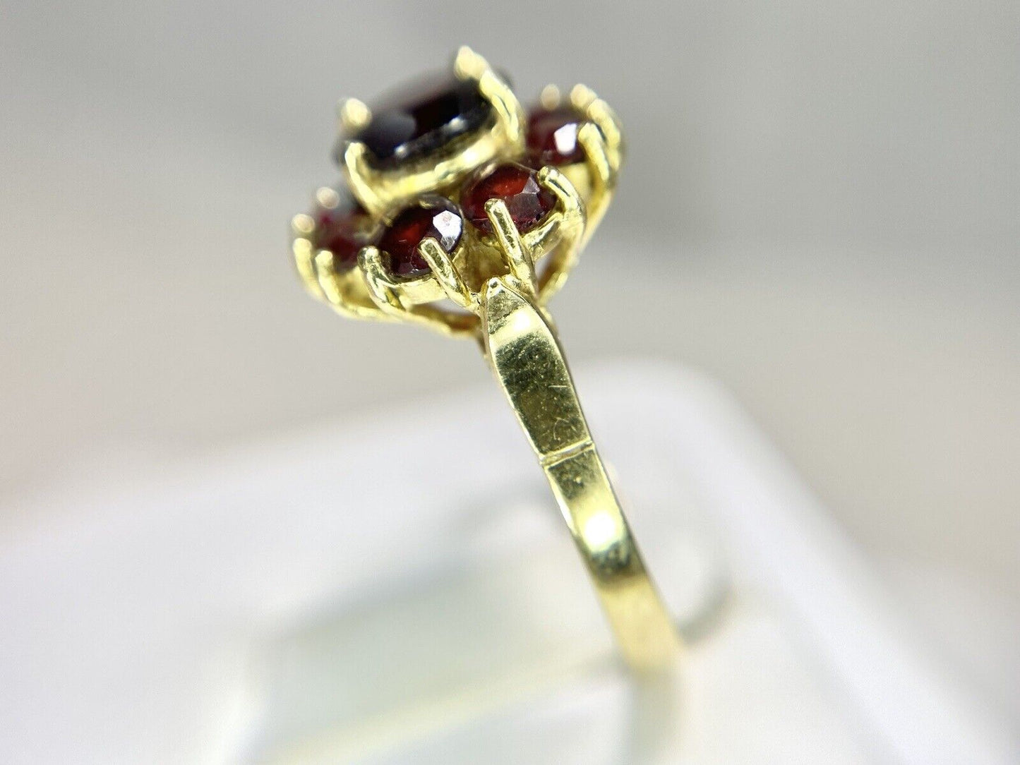 Vintage 18k Yellow Gold Natural Rhodolite Garnet Flower Shape Cocktail Ring